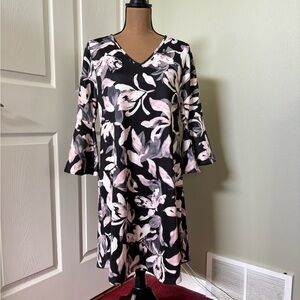 NWT Soon Maternity black floral print V-neck dress with 3/4 sleeves
Size medium